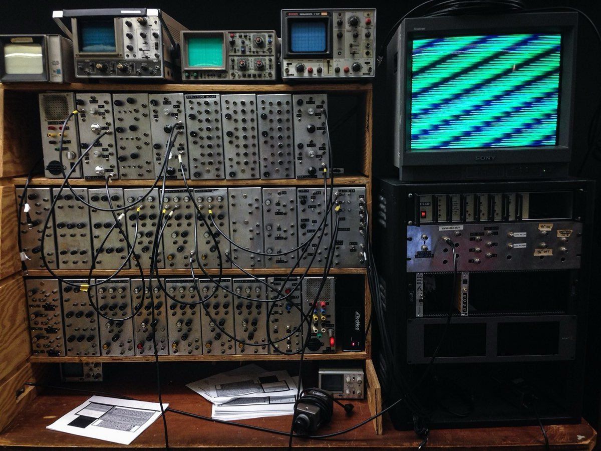 Il Sandin Image Processor, sintetizzatore video analogico, collegato a monitor e oscilloscopi.